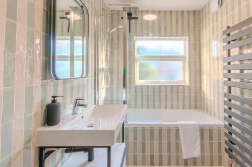 マーゲイトにあるCosy Margate Getaway, Sleeps 5 By Adlivの洗面台と浴槽のあるバスルーム