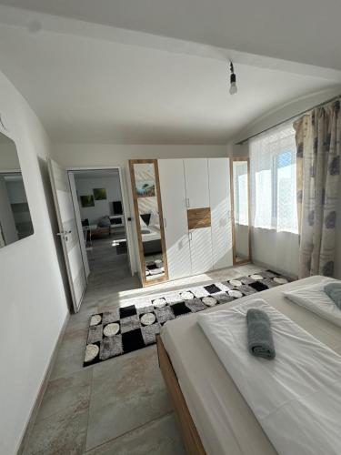 a bedroom with a large bed and a bathroom at Wohung Leonard schwanensdtadt in Schwanenstadt