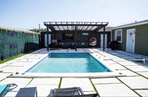 ein Swimmingpool im Garten mit Pergola in der Unterkunft Island Haven 5BR Home with Pool Cottage in Nassau