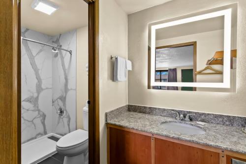 Ένα μπάνιο στο Americas Best Value Inn Martinsburg