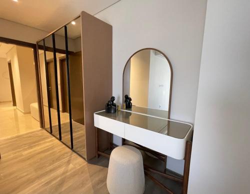 une salle de bain avec un lavabo et un miroir dans l'établissement ZED Park Skyline - 3BR - Huge Terrace & City View, à Sheikh Zayed