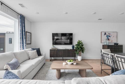 een woonkamer met een bank en een salontafel bij Ivy and Ivan at The Lucy by Stay Local Nashville in Nashville