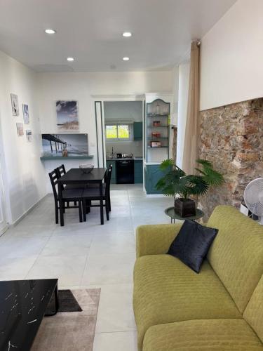 un salon avec un canapé et une table dans l'établissement Apartment Bastide, Cannes, à Cannes