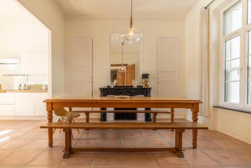 una sala da pranzo con un tavolo e uno specchio di Maison Esme - Charm & Authenticity a Salles-d'Aude