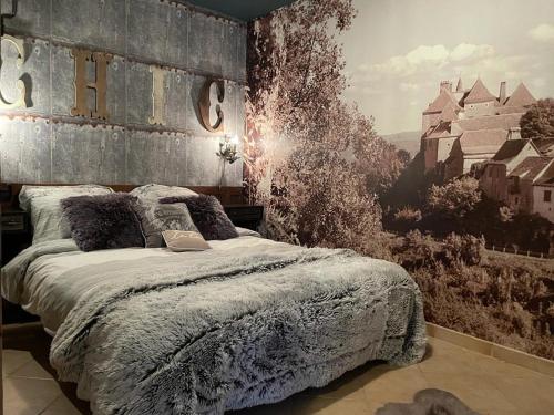 une chambre avec un grand lit avec un tableau au mur dans l'établissement Watermill Guest Room, à Gintrac