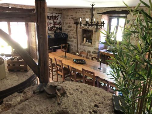 une salle à manger avec une table et des chaises en bois dans l'établissement Watermill Guest Room, à Gintrac