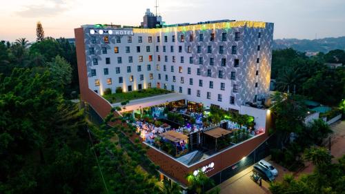Una vista aérea de un edificio de hotel con una multitud de personas. en ONOMO Hotel Kampala, en Kampala