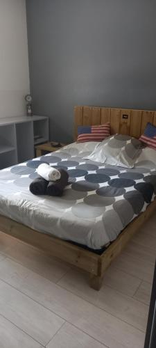 - un grand lit avec une couette bleue et blanche dans l'établissement La bellevue, à Montcléra