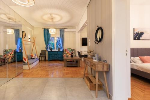 Aiolos Elegant retro suite in GLYFADA centre