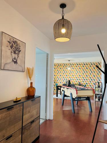 un salon avec une table de ping-pong dans l'établissement Grand appart 4 chambres, à Épinal