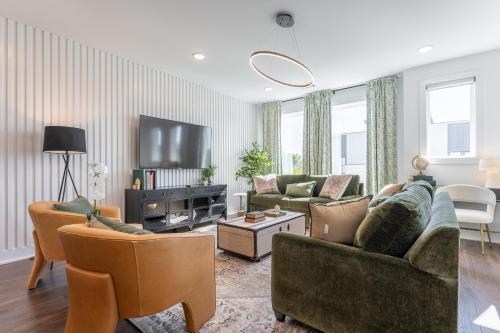 纳什维尔Mira & Milo at The Lucy by Stay Local Nashville的有两张沙发和一台电视的客厅