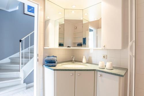 a bathroom with a sink and a mirror at Dünennest in Südstrand