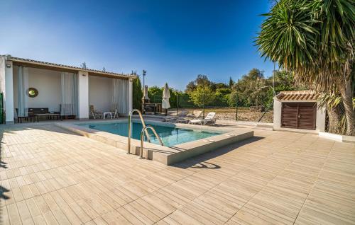 un cortile con piscina e una casa di Cozy Home In Puente Genil a Puente Genil