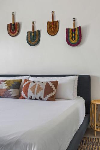 Dagger Tree Oasis l Integratron 5Bed and Cowboy Poolにあるベッド
