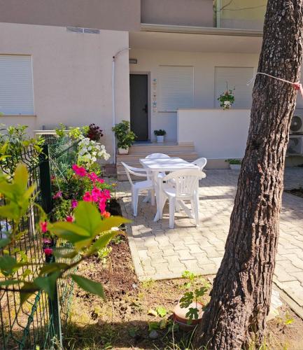 Κήπος έξω από το Oasis Apartment