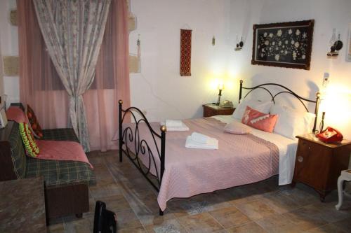 a bedroom with a bed and a chair at TRADITIONAL HOUSE MARIA in Azoyirás