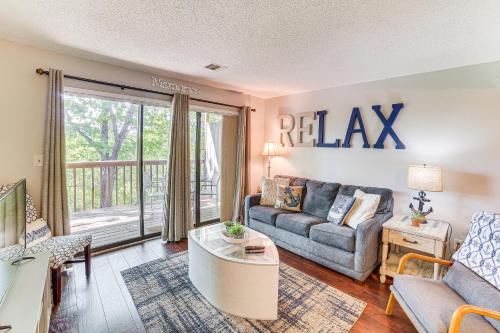 Χώρος καθιστικού στο 2 Mi to Silver Dollar City Reed Springs Condo