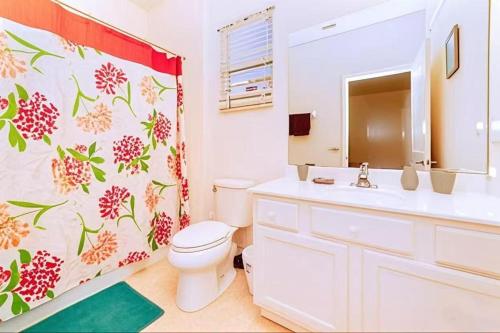 Ванная комната в Elegant King or Queen Suite Rooms -Private Bath-5 Star Resort-Pool-SPA-Club-Disney-Water Park-WiFi-Smart TV