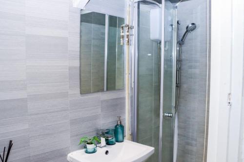 Bilik mandi di Entire Cosy 2 Bedroom Flat