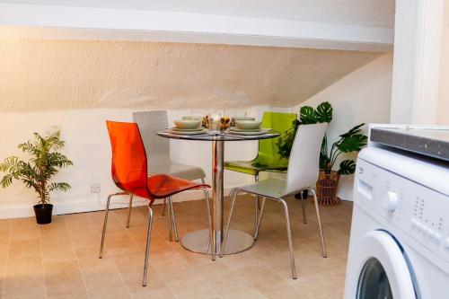 a table and four chairs in a kitchen at Entire Cosy 1 Bedroom Flat in Brightside
