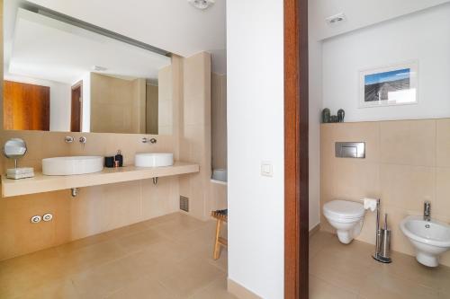 Ένα μπάνιο στο Villa SAL- Pool & Beach Escape