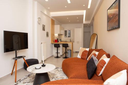 een woonkamer met een bank en een tv bij Modern 1 bedroom apartment in Athene