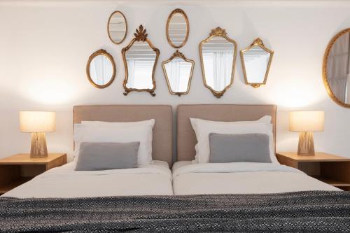 Cama o camas de una habitación en Mykonian Style w Shared Pool Houses & Nighttime Security Guard