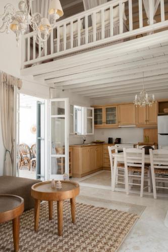 Una cocina o zona de cocina en Mykonian Style w Shared Pool Houses & Nighttime Security Guard