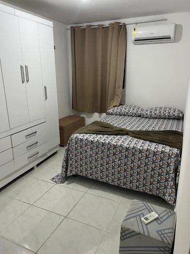 ジョアンペソアにあるAvalon residence clubのベッド2台とキャビネット付きの小さな部屋です。