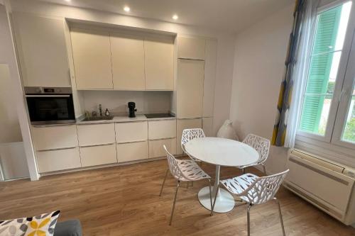 une cuisine avec une table et des chaises dans une pièce dans l'établissement Aurélie - Charming 1Br Trottel Beach - by TGB, à Ajaccio