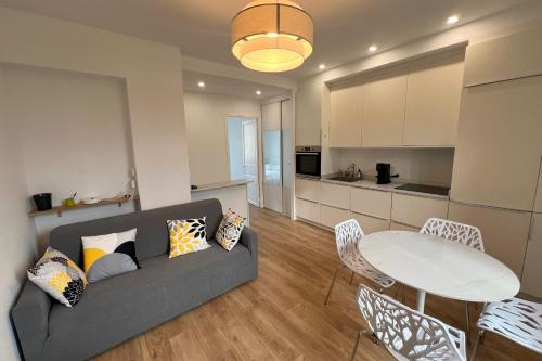 un salon avec un canapé et une table dans l'établissement Aurélie - Charming 1Br Trottel Beach - by TGB, à Ajaccio