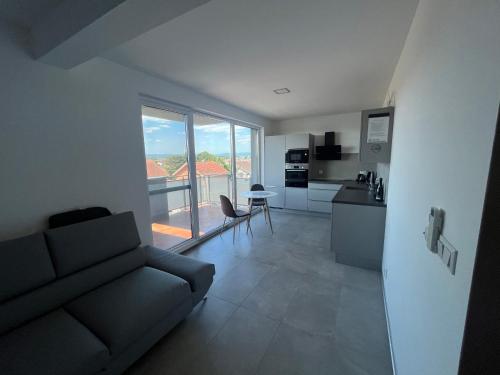 salon z kanapą i kuchnią w obiekcie Apartment Sun Lakes - Sever w mieście Senec