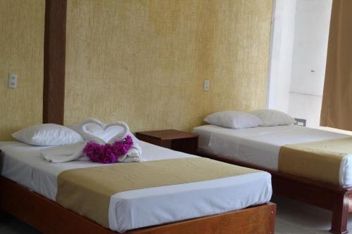 Ένα ή περισσότερα κρεβάτια σε δωμάτιο στο Hotel Victoria Zihuatanejo