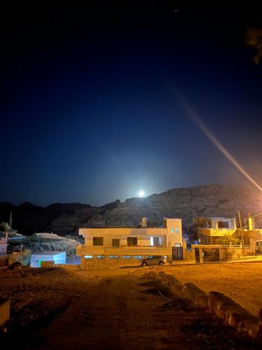 ein Gebäude in der Nacht mit einem Berg im Hintergrund in der Unterkunft Mohmad House in Jurf ad Darāwīsh