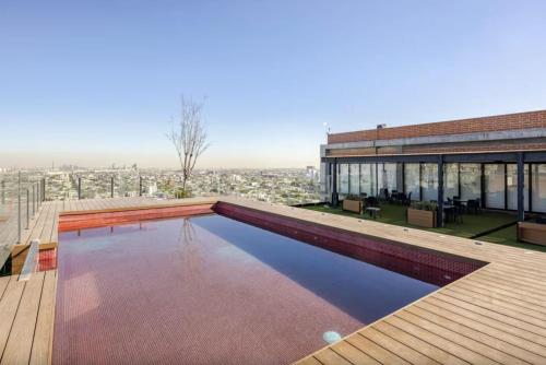 a swimming pool on the roof of a building at Departamentos exclusivos, equipados y amueblados en Torre Barrio Vergel in Monterrey