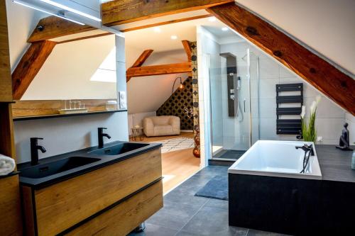 une salle de bain avec un lavabo et une baignoire dans l'établissement La Grange de Saulzoir, à Saulzoir