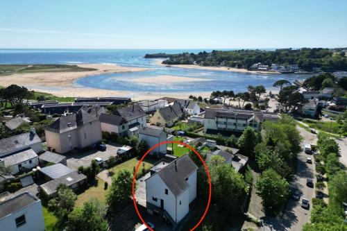 une vue aérienne sur une maison avec un cercle rouge dans l'établissement Villa bord de mer Terrasse & accès plage à pied, à Guidel