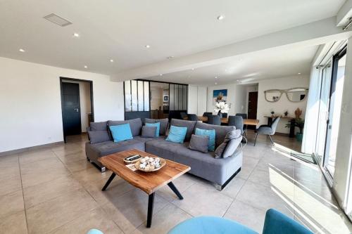 ein Wohnzimmer mit Couch und Tisch in der Unterkunft Spacieux T3 - Vue mer 180 in Guidel