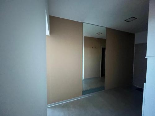an empty room with a wall and a mirror at Apartment Sun Lakes pri Aquaparku in Senec