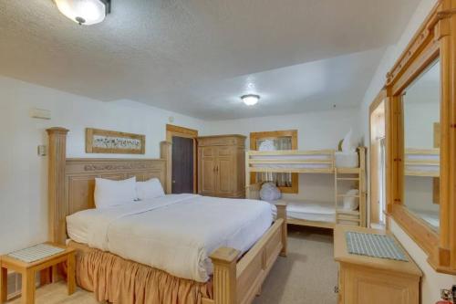 una camera con un grande letto e letti a castello di Bear Lake Charming Apartment w Kitchen a Paris