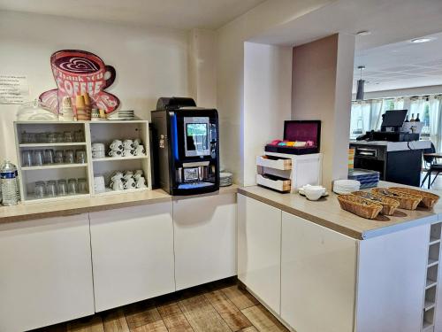 cocina con encimera y cafetera en Studio Le Paradis Vert Aix-en-Provence, parking, piscine, en Aix-en-Provence
