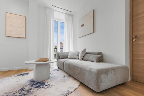 un salon avec un canapé et une table dans l'établissement Magnifique appartement centre-ville - Palais 5min, à Cannes