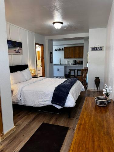 una camera da letto con un letto grande e una cucina di Bear Lake Private Suite -Sleeps 5 -Historic Paris a Paris