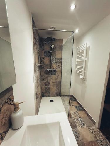 une salle de bain avec douche et lavabo dans l'établissement Coucoun Prouvençau au cœur du Village d'Allauch, à Allauch