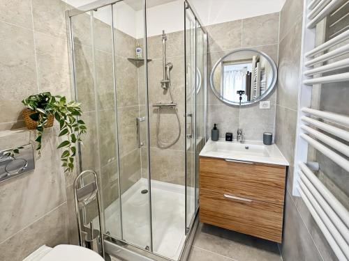 une salle de bain avec une douche, un lavabo et des toilettes dans l'établissement Studio plein centre de Saint-Tropez avec Parking gratuit, à Saint-Tropez