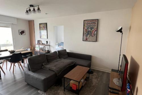 un salon avec un canapé et une table dans l'établissement Apt 1 bedroom 10 min from the historic center, à Saint-Malo