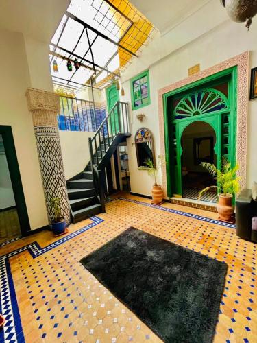 un soggiorno con scala e pavimento piastrellato di Dar Jardin Majorelle Fez a Fes