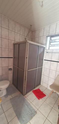 a bathroom with a shower and a toilet at Casa no São Cristóvão in Cascavel