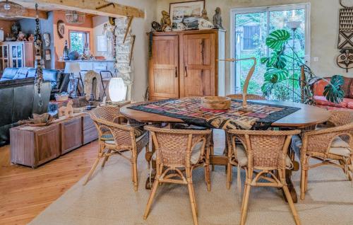 une salle à manger avec une table et des chaises dans l'établissement 3 Bedroom Nice Home In Sommières, à Sommières