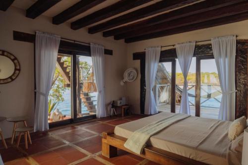 Postel nebo postele na pokoji v ubytování Isla Kalua - Private Ocean Villa